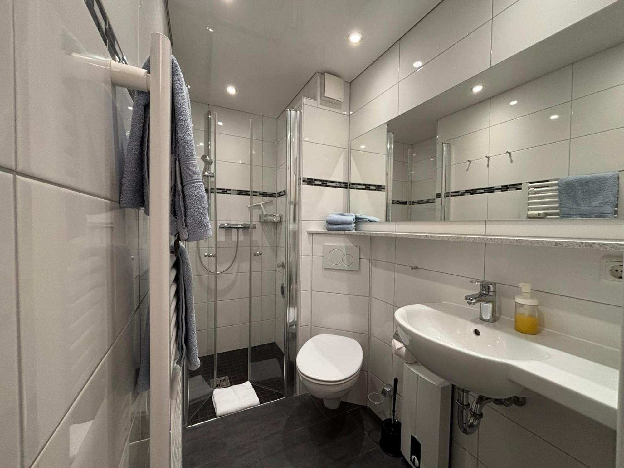 Haus Pavillon, 13 *