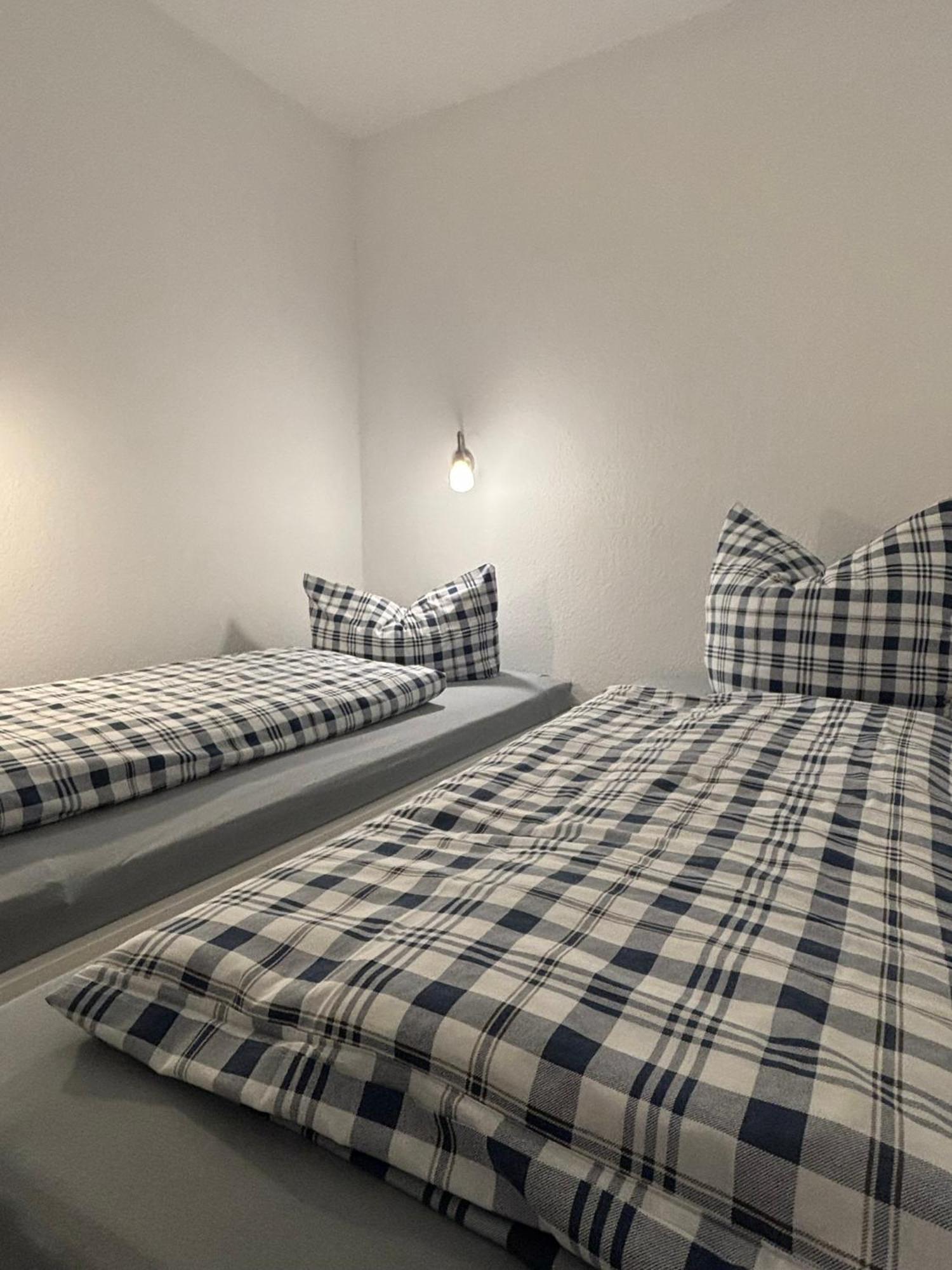 Haus Pavillon, 13 *