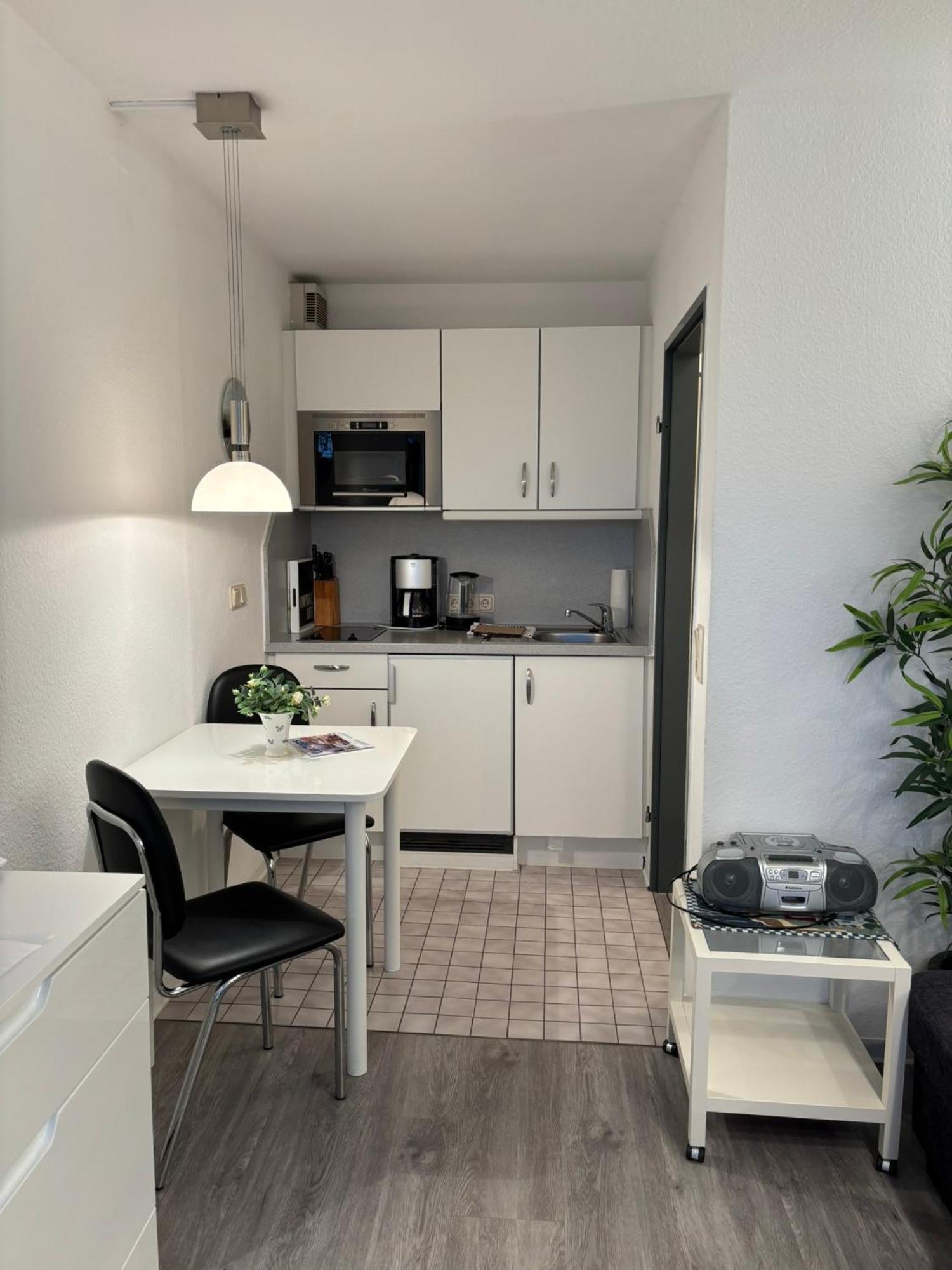 Haus Pavillon, 13 *